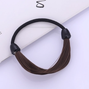 Détail de l'élastique à cheveux avec extension de cheveux synthétiques brun foncé discret