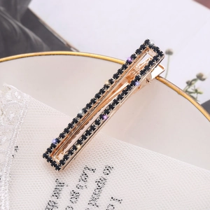 Detailansicht der eleganten Gold-Haarspange mit schwarzen Strasssteinen auf Spitze