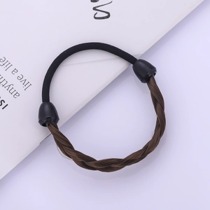 Détail de l'élastique en cheveux synthétiques tressés marron avec bande noire