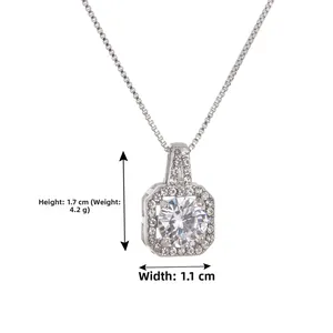 Détail du pendentif carré en zircon montrant les dimensions 1,7cm de haut et 1,1cm de large