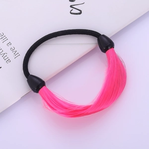 Détail d'un chouchou en cheveux synthétiques roses avec cordon élastique noir
