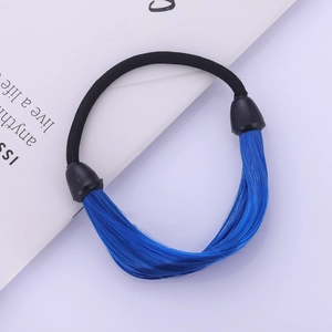 Gros plan sur un élastique à cheveux en fibre synthétique bleu brillant avec attaches noires