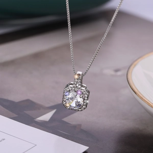 Collier minimaliste avec pendentif en zircon, chaîne vénitienne argentée et pierre ronde