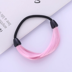 Détail d'un chouchou en cheveux synthétiques roses avec texture lisse et élastique noir