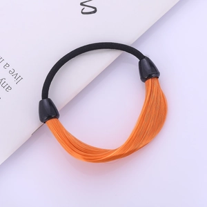 Détail macro d'un élastique à cheveux avec mèches orange synthétiques et clips en plastique