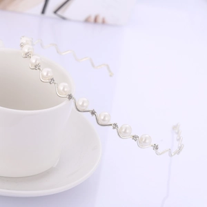 Serre-tête ondulé argenté classique avec perles blanches et strass brillants sur tasse
