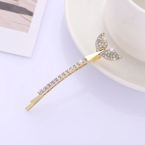 Glinsterende gouden vissenstaart haarspeld met kristallen strass op wit