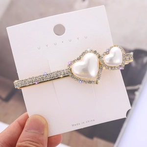 Elegante fermaglio per capelli dorato con perle a cuore e strass luminosi