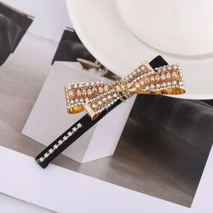 Eleganter Haarclip mit gewebten Perlen, Kristallen und Schleife auf schwarzem Samtband