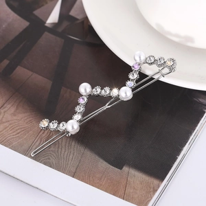 Barrette à cheveux ondulée argentée avec perles blanches et zircons scintillants