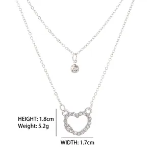 Elegante collana a doppio strato con pendente a cuore traforato e strass lucidi