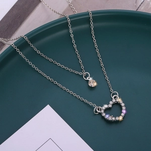 Collana a doppio strato in argento con pendente a cuore scintillante e un ciondolo in cristallo