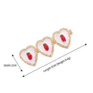Barrette à cheveux en métal avec trois cœurs en émail blanc et fraises, taille 5x2cm