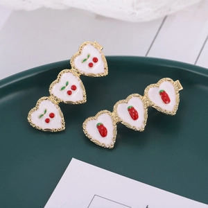 Barrettes dorées avec cœurs en émail blanc ornés de motifs cerise et fraise