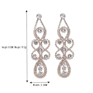 Boucles d'oreilles pendantes à pompons et strass blancs, hauteur 8.5cm, largeur 2.5cm
