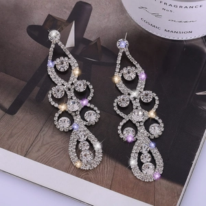 Boucles d'oreilles pendantes argentées avec strass brillants et motifs géométriques