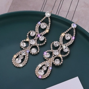 Boucles d'oreilles pendantes argentées avec cristaux et design de gouttes d'eau