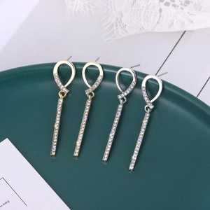 Boucles d'oreilles géométriques élégantes avec cristaux et longs pendentifs en métal