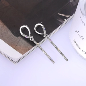 Boucles d'oreilles pendantes argentées avec zircons blancs et design géométrique élégant