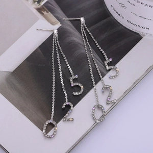 Élégantes boucles d'oreilles à pompon argenté avec pendentifs 520 en cristal chic