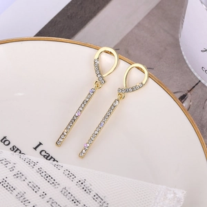 Élégantes boucles d'oreilles dorées avec cristaux pavés et longues franges géométriques