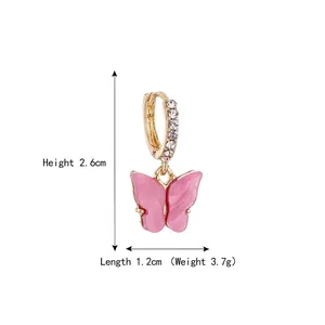 Boucles d'oreilles papillon rose avec anneaux dorés et cristaux de zircon brillants