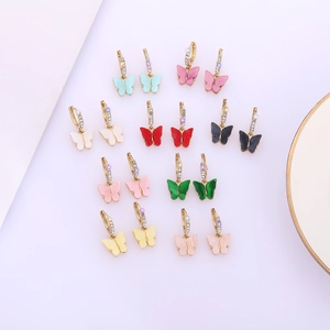 Boucles d'oreilles créoles papillon colorées avec cristaux en huit variations de couleurs