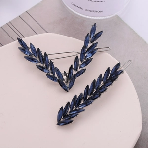Barrettes à cheveux élégantes en cristal bleu en forme de V sur plateau blanc