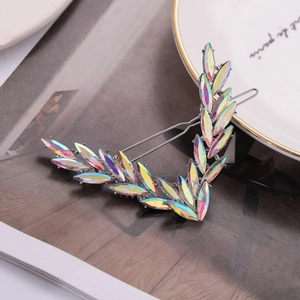 Vue détaillée d'une pince à cheveux élégante en V avec des feuilles de cristal irisées