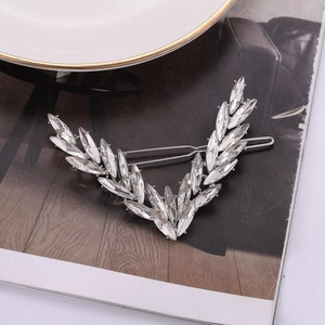 Barrette élégante en forme de V avec feuilles de cristal étincelantes sur métal