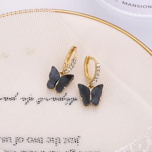 Boucles d'oreilles créoles dorées avec strass et élégants pendentifs papillons noirs