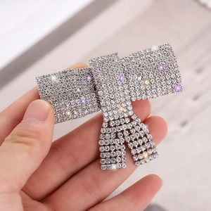 Barrette à cheveux en forme de nœud ornée de strass brillants argentés et violets