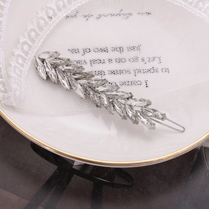 Détail d'une barrette en forme de feuille avec alliage argenté et cristaux de marquise