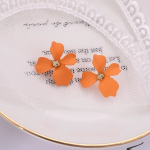 Creative orange four-petal flower stud earrings with gold glitter center on white lace