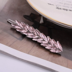 Gros plan sur la barrette à cheveux élégante en cristal rose et métal poli argenté