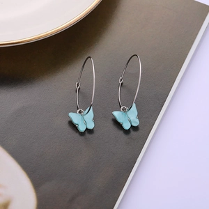 Blaue Schmetterling-Creolen aus Acryl mit silbernen Ringen für trendbewusste Damen