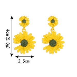 Boucles d'oreilles marguerite jaune pour femme avec mesures de taille 4 cm par 2,5 cm
