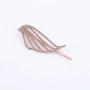 Pince à cheveux étincelante en strass dorés aux dimensions précises de 6,3 cm sur 3 cm