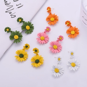 Cinq paires de boucles d'oreilles marguerites colorées en vert, rose, orange, jaune et blanc