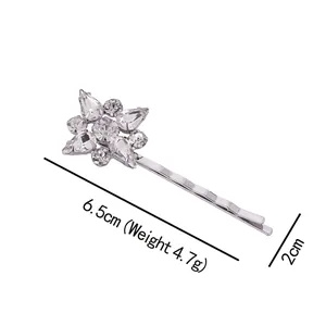 Pince à cheveux flocon de neige en argent avec zircons étincelants sur fond blanc