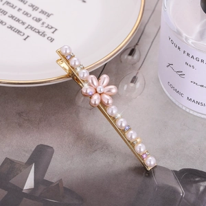 Barrette dorée élégante avec perles blanches et motif de fleur rose en strass brillant