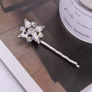 Barrette argentée élégante avec flocons de neige en strass sur une base ondulée