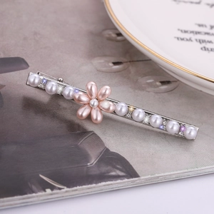 Pince à cheveux élégante en perles avec fleur en strass rose sur base en métal argenté