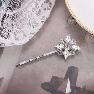 Barrette à cheveux flocon de neige argentée avec oxydes de zirconium et strass éclatants