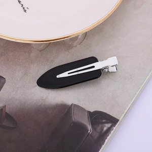 Minimalistische nahtlose schwarze Haarspange für Styling auf dekorativer Zeitschrift