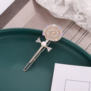 Pince à cheveux sucette avec zircons violets et perle sur plateau en céramique vert