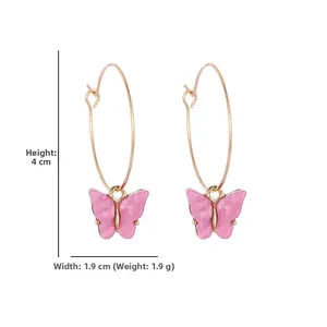 Orecchini a cerchio con farfalla rosa in acrilico con dimensioni 4cm x 1,9cm