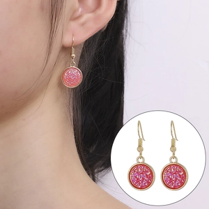 Orecchini pendenti in resina druzy rosa con ganci dorati e finitura scintillante