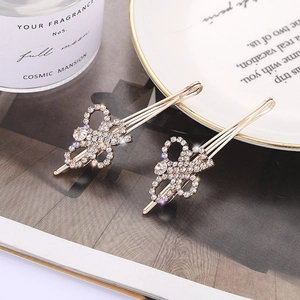 Elegante roségoldene Haarspangen mit Strass-Schleifen in einem minimalistischen Set
