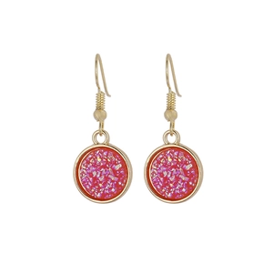 Eleganti orecchini pendenti dorati con cristalli druzy in resina rosa per donna